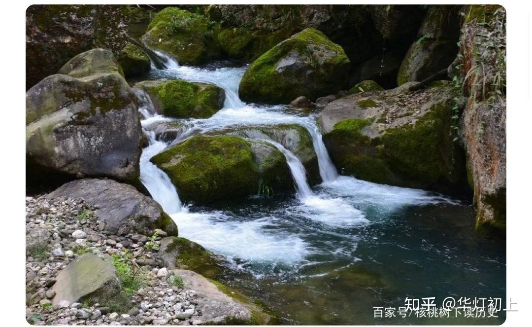 天上的白雲隨風飄蕩,舒捲自如,山上的泉水淙淙潺流,從容自得