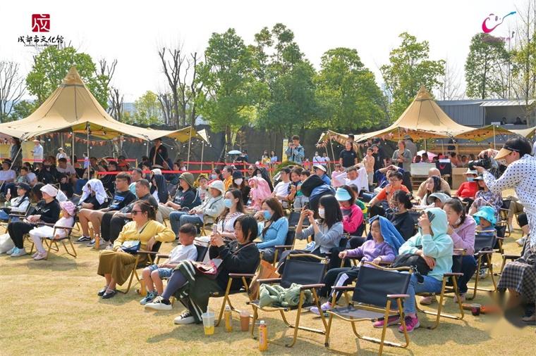 音乐相伴周末在露天音乐公园撒欢