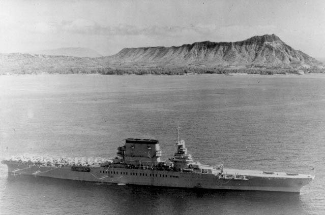 二战 珊瑚海战役 美军莱克星顿号航母 即将沉没之前水兵们在弃舰二战