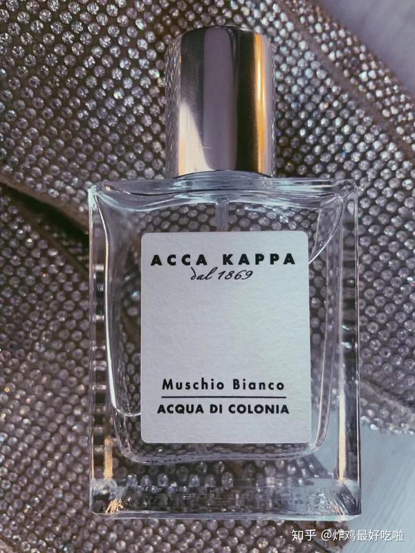 有哪些高性价比的女香值得推荐 知乎 炸鸡最好吃啦 19 09 16 今天我想写一款自己喜欢的香水 Acca Kappa 白苔 白麝香 一喷出来就是淡淡的柠檬香 加一点微咸 又有点微苦的味道 还有它的主角 杜松子 柠檬很清爽 会让人的精神为之一振 但