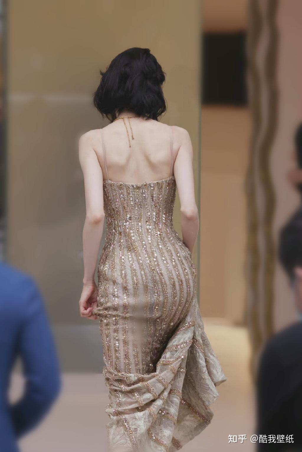 迪丽热巴活动生图,名利场中的金色玫瑰,是心动的感觉
