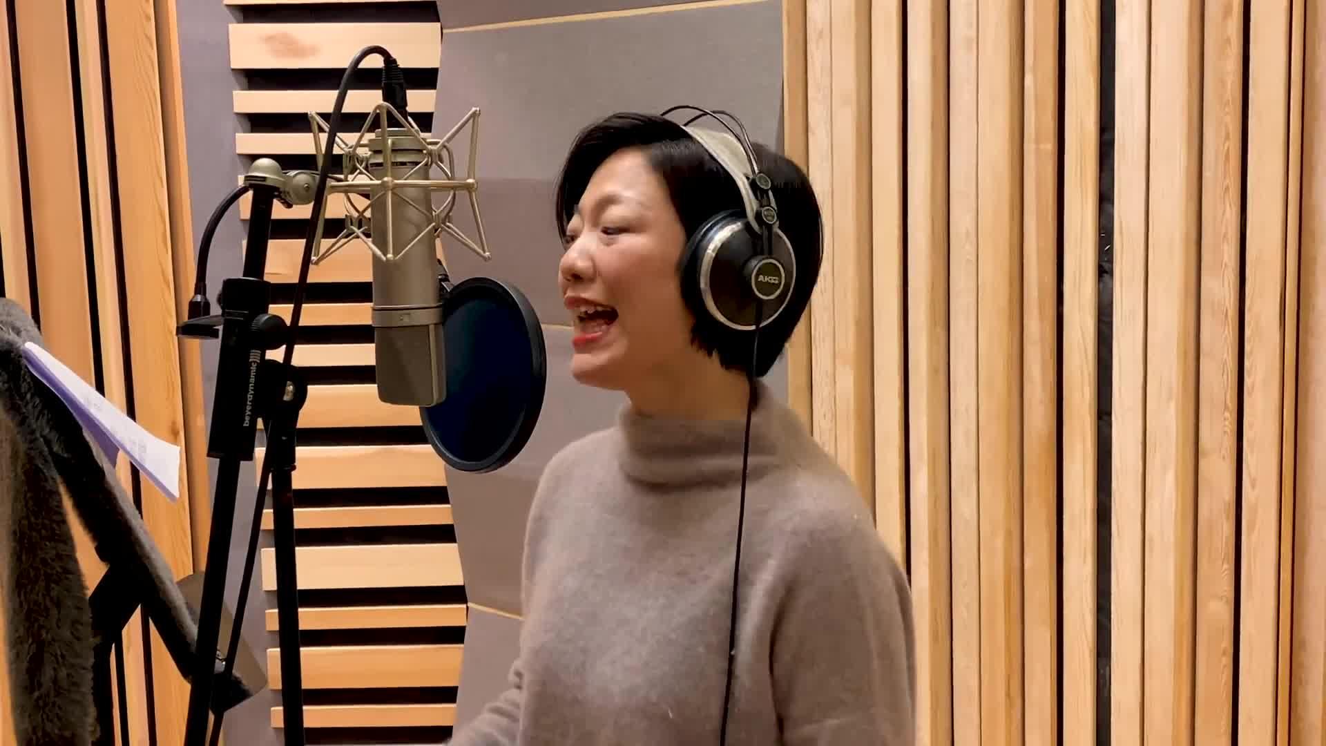 街头小龙女,演唱王菲歌曲《多得他》,中英文都hold住