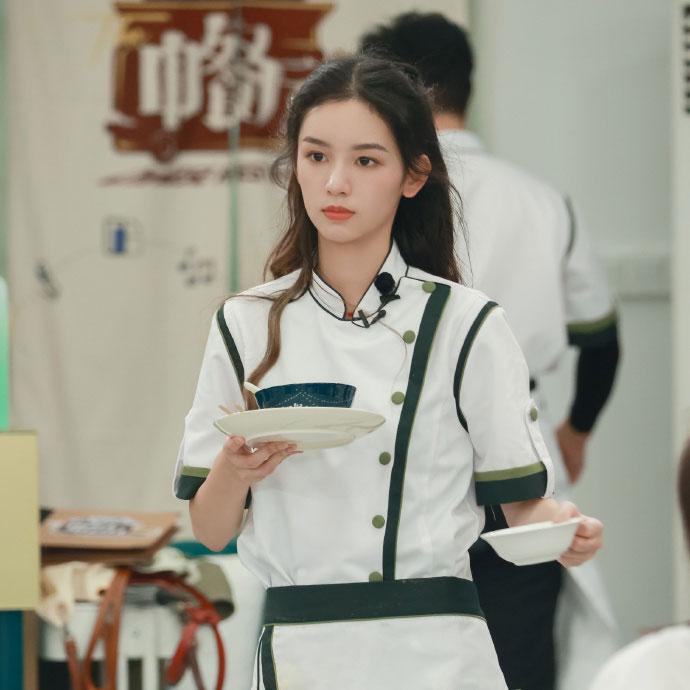 《中餐厅5》前不久迎来收官,回顾整期综艺,95后小花周也的表现着实圈