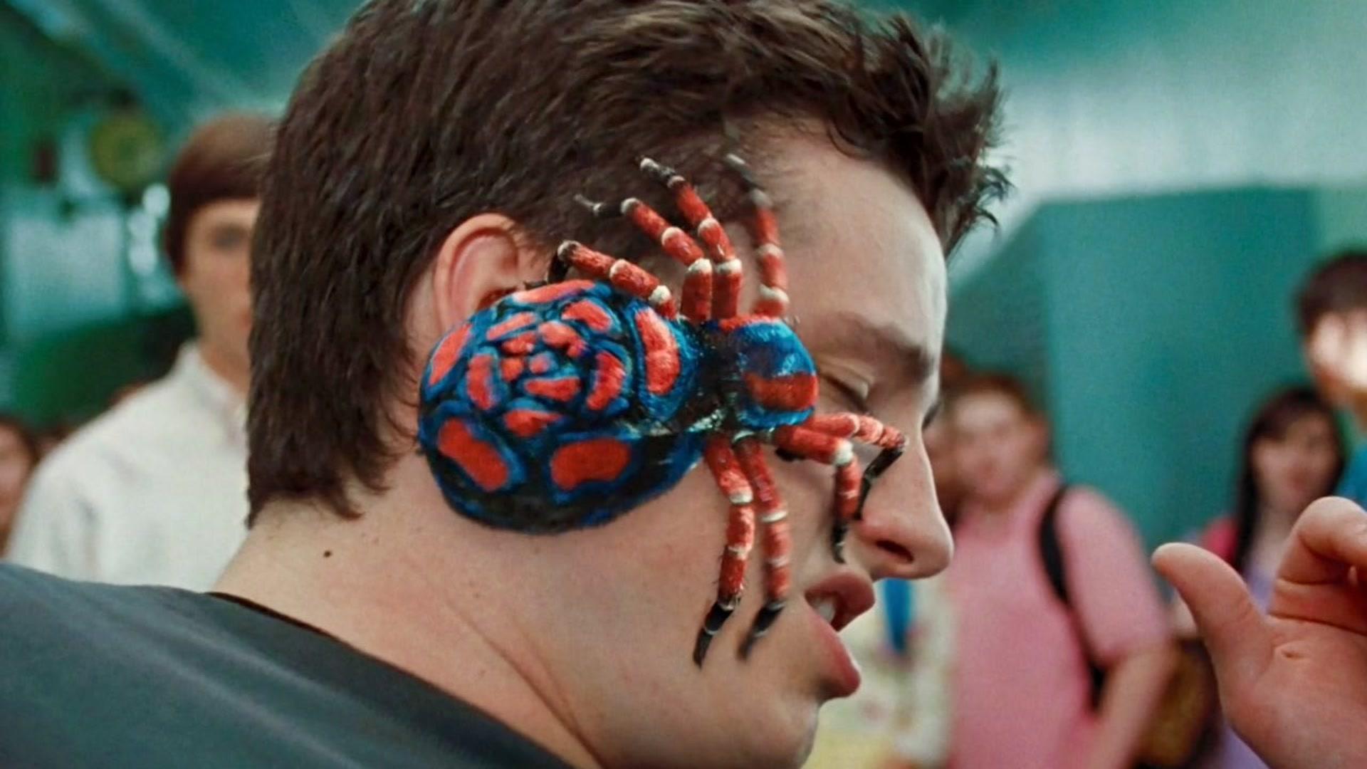 小伙偷了一只蜘蛛结果变成半吸血鬼还疯狂的爱上了吃生肉