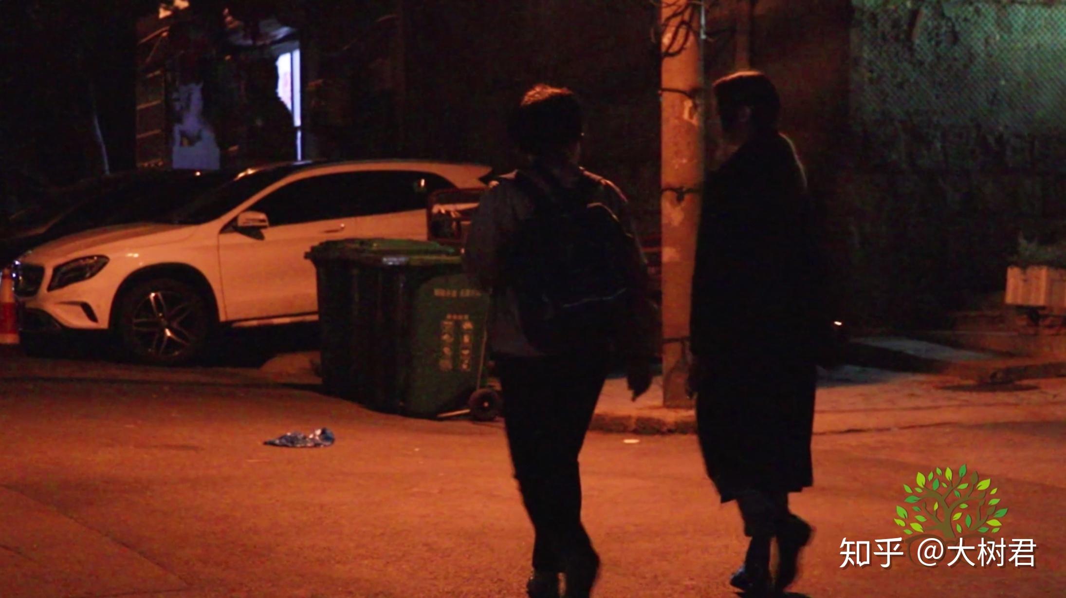 女生夜晚被跟踪求助路人最后遇到了这个捡破烂的大爷