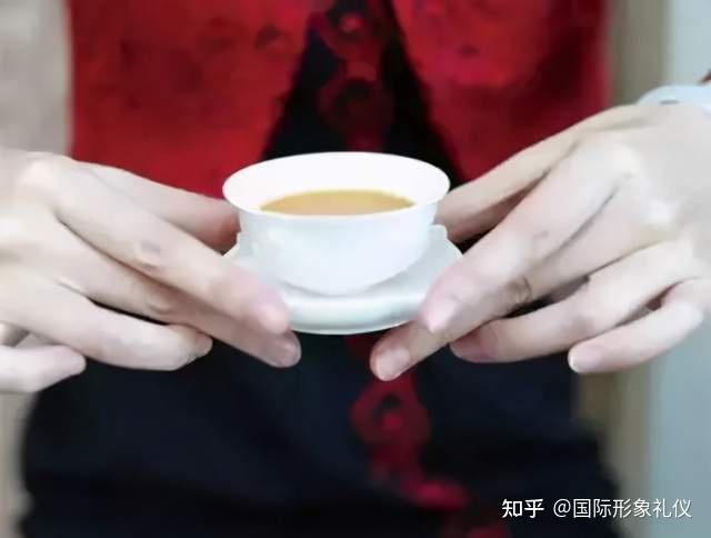 我们会给家人递茶,递报纸在家中时时都会发生将一个东西递给他人的事