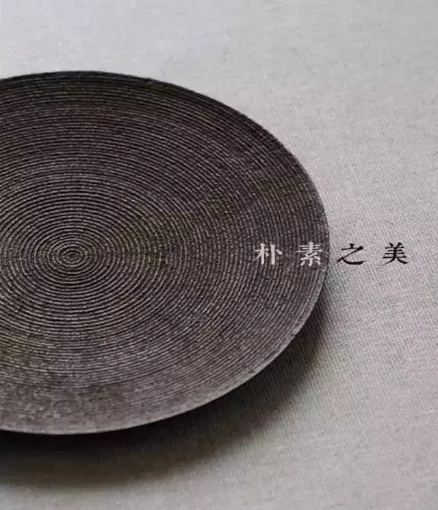 让人一眼就觉得温厚,朴实,自然散发出来的一种朴素美:拙朴之器,浑然