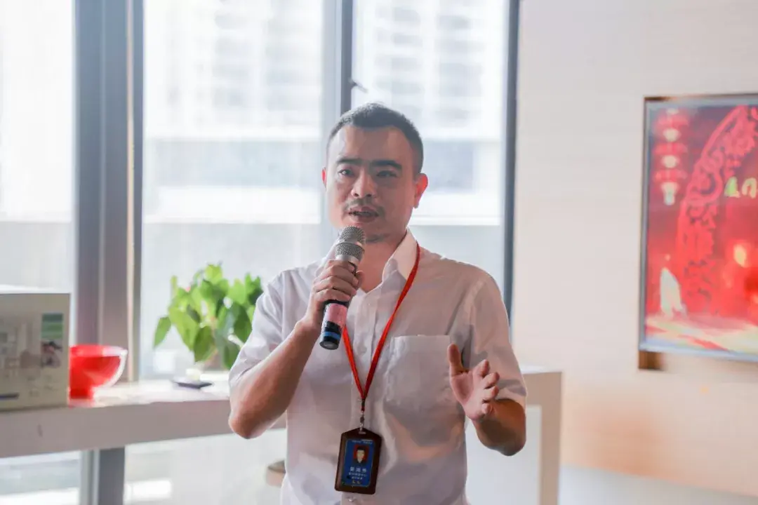 我司执行董事吴鸿伟给各位同事普及了关于中秋博饼的历史渊源,讲解了