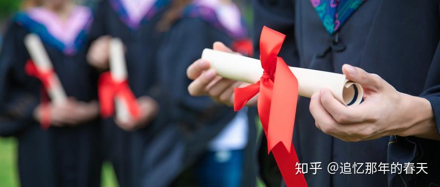 硕考试及论文答辩获取学位证书，需要达到本科学历拥有学士学位满三年。
