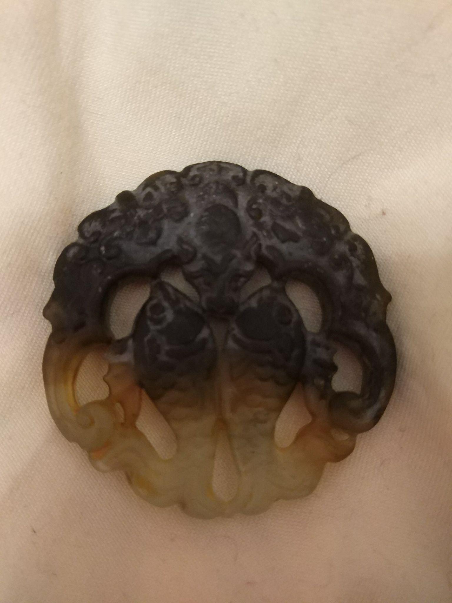 地摊上几十块钱淘了个玉佩,求懂行的人给看看,看着像蝙蝠双鱼,黑色的