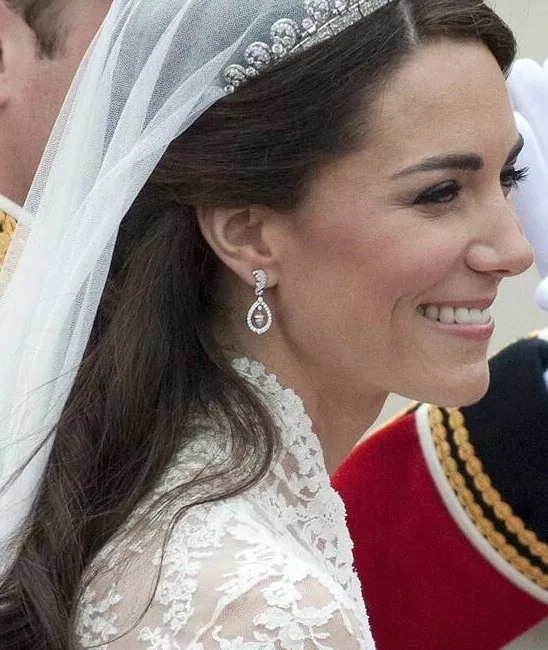 梅根的婚礼则是选择了戴安娜王妃曾经戴过的戒指.