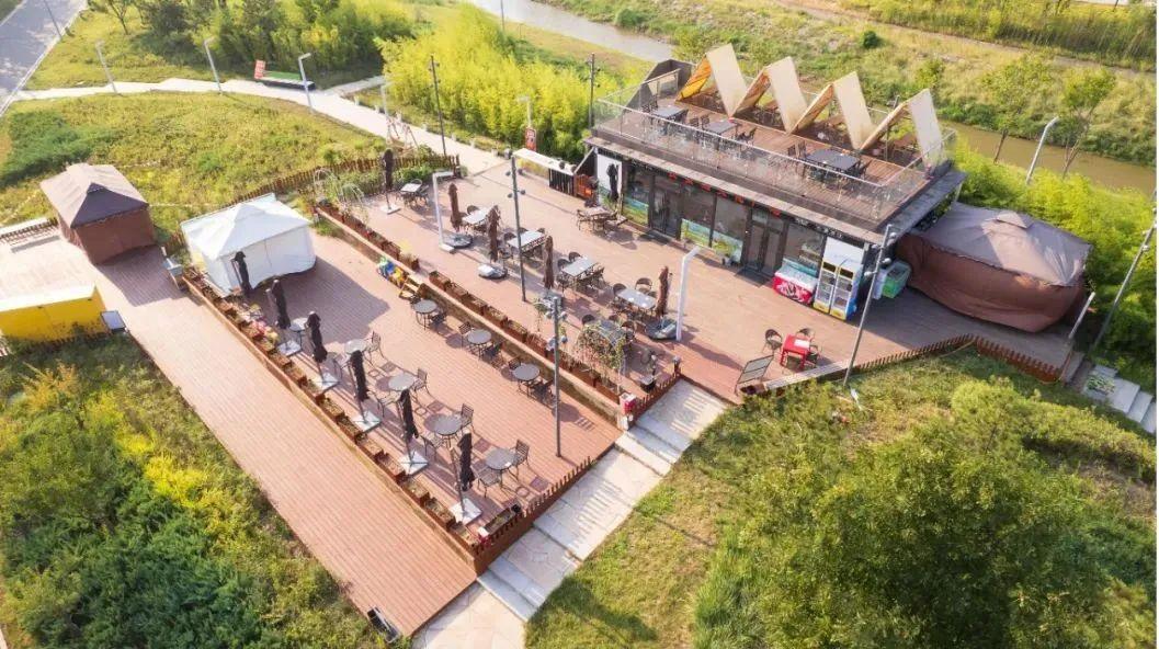 建筑二楼是视野开阔的稻香园观景平台