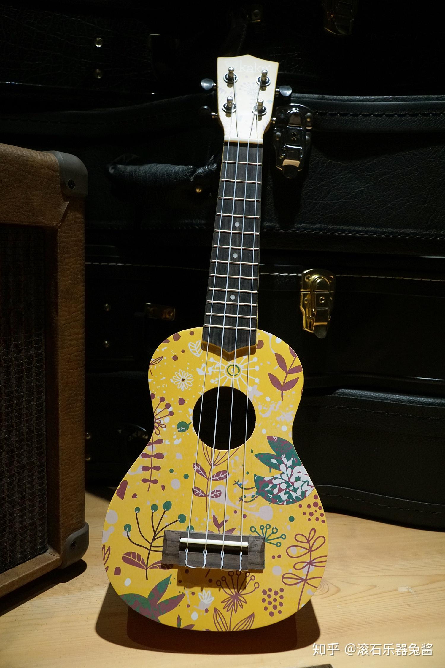 夏日沙滩上的黄色柠檬味恩雅卡卡尤克里里