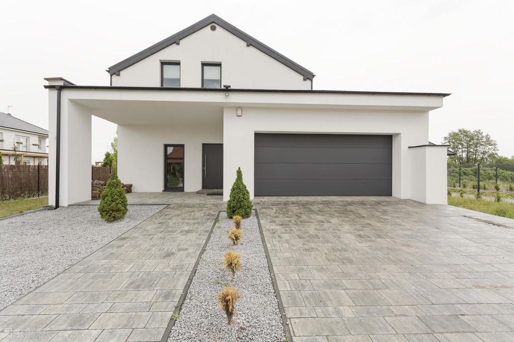 现在农村的独立式封闭车库都有这些通病,如:室内阴暗,采光差,空间局促