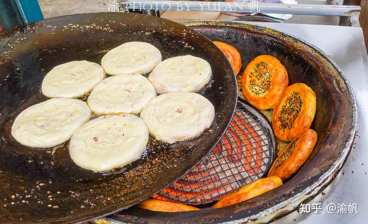 重庆一位老人做锅盔32年7元一个忙不停年入百万让人羡慕