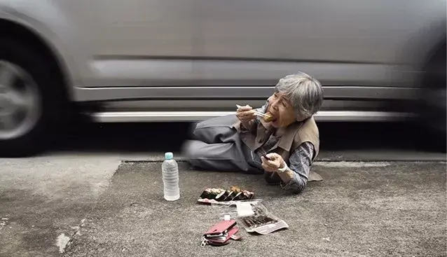 一开始吸引大家眼球的就是一系列"碰瓷"的照片,老太太碰瓷虽是一个很