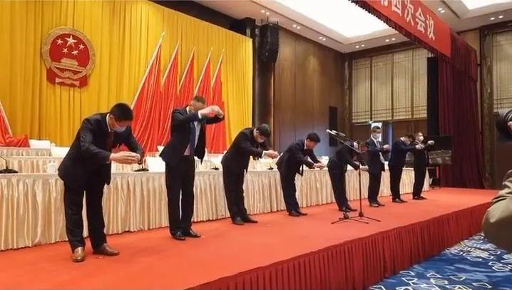 见面作揖不握手 "两会"都在行揖礼