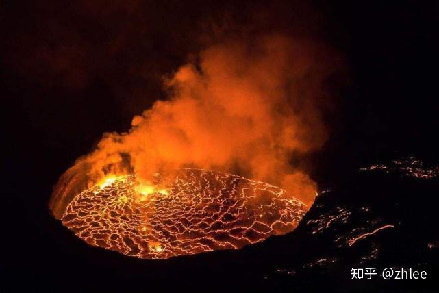 方山第一次喷发,然而岩浆并没有爆炸喷涌而出,而是慢慢在火山口堆积