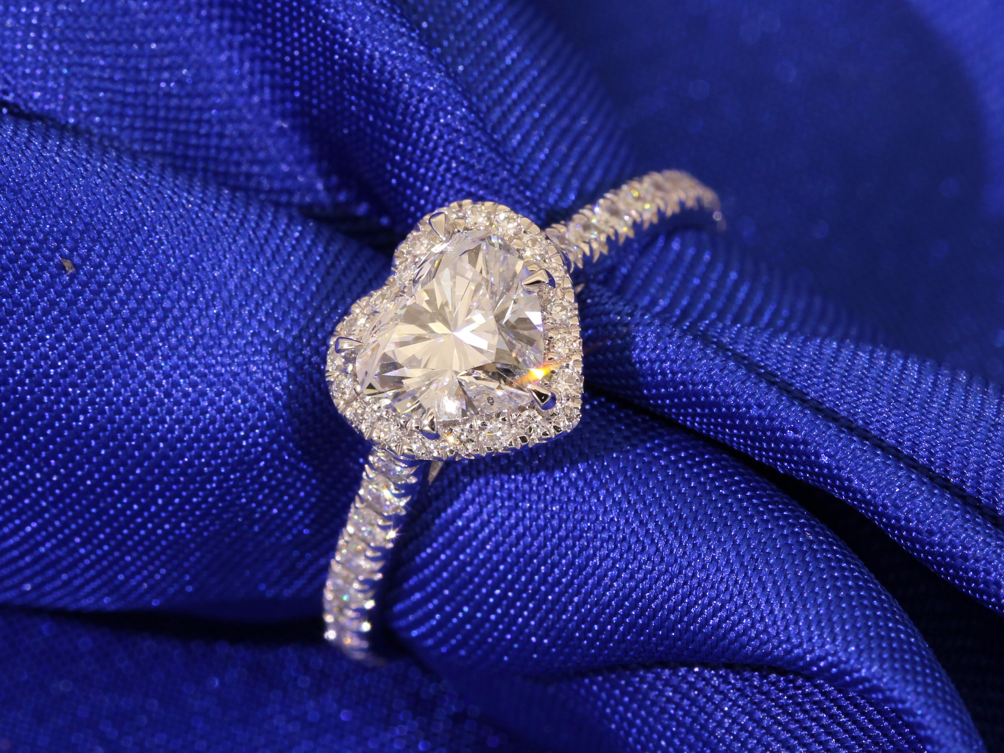 同样是gia证书 1克拉 h色 vs2净度 3ex切工/2ex 无荧光 无奶咖心形