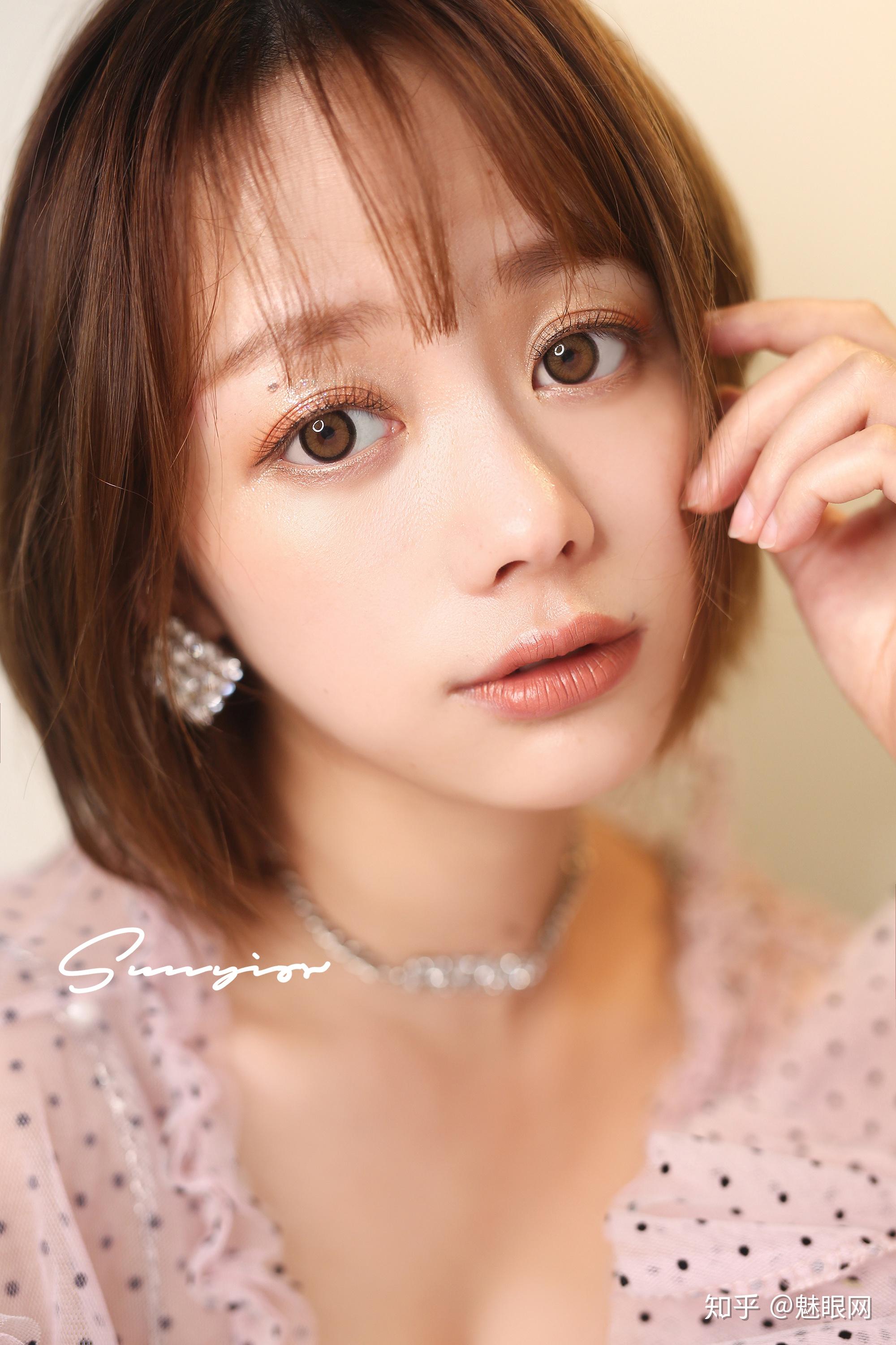 美瞳颜色的很多,比较流行的有黑色,棕色,巧克力色,灰色,蓝色,紫色