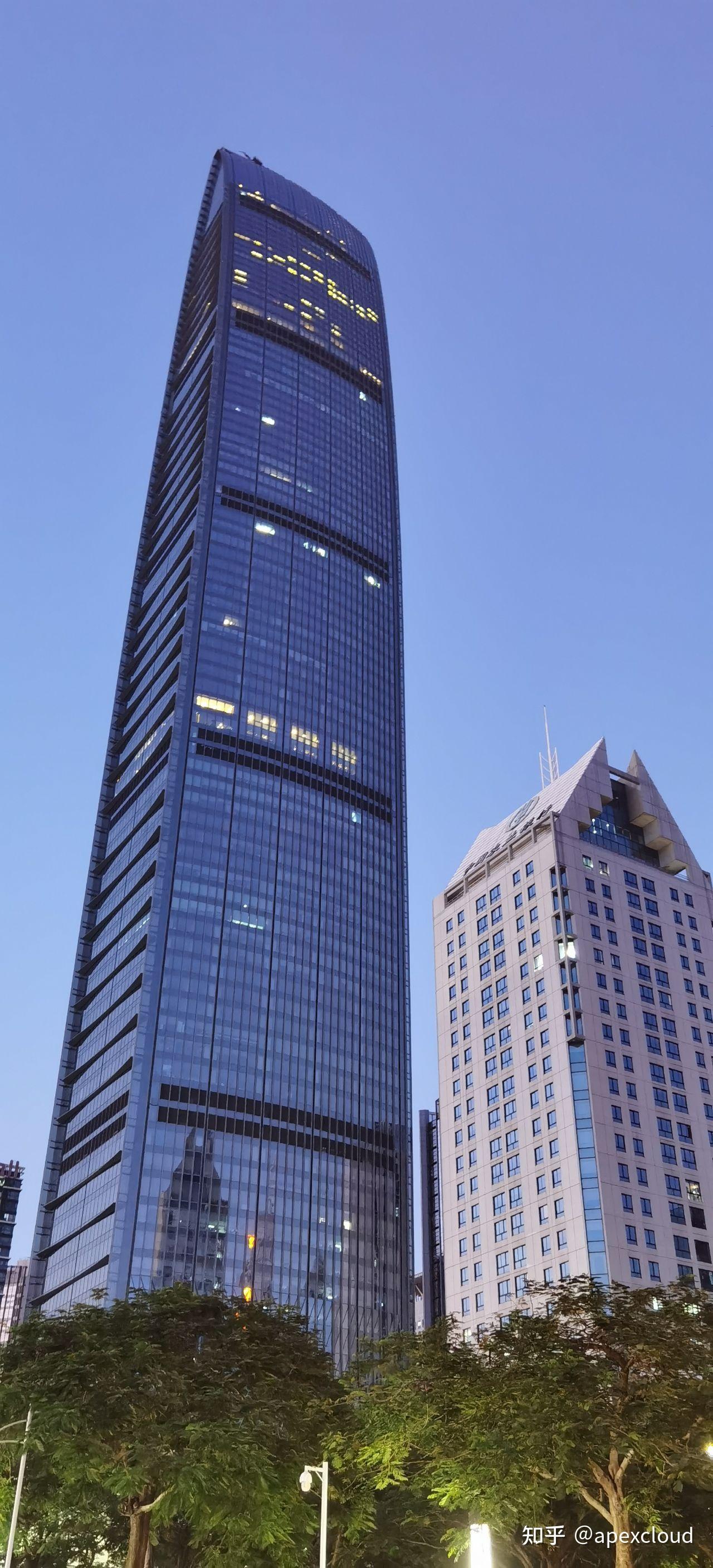 京基100大厦在平安金融中心建成之前是深圳第一高楼,位于罗湖区蔡屋围