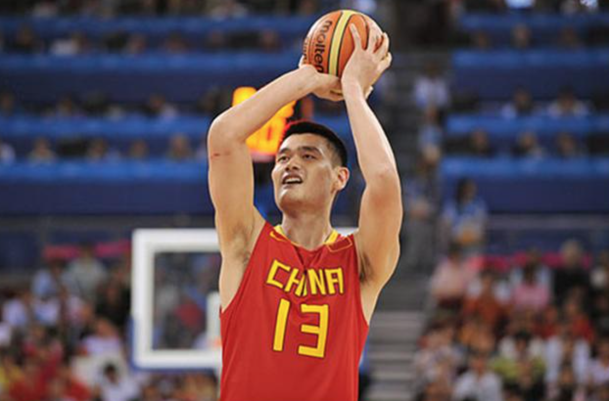 中国篮球第一人姚明,为了国家荣誉,即便是落下残疾也要打奥运会