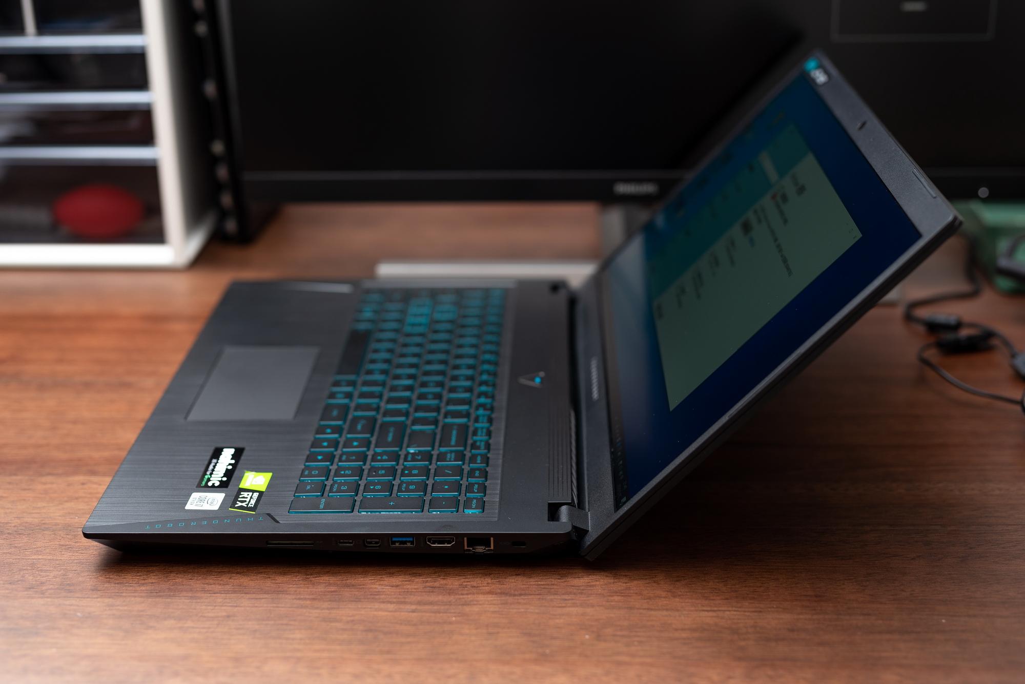 少见的166寸大屏游戏本雷神911绝地武士