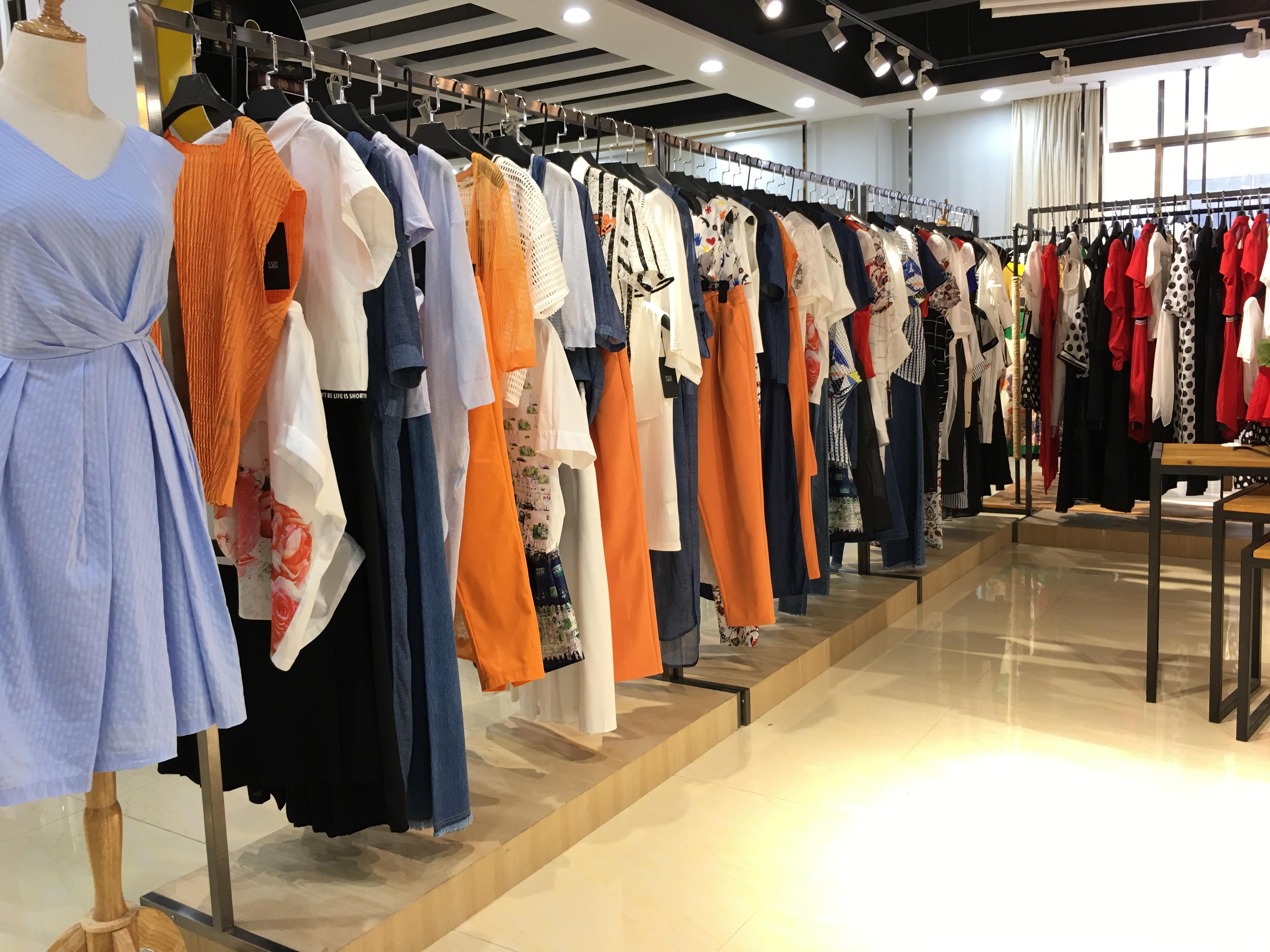 正品扣折扣女装店怎样装饰才能一开店就热卖起来呢