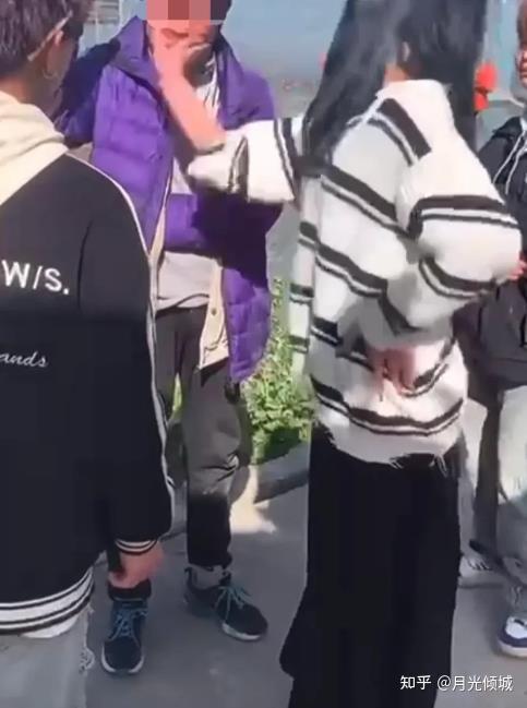 14岁女孩纠集多人持刀棍殴打一13岁男孩并逼其下跪