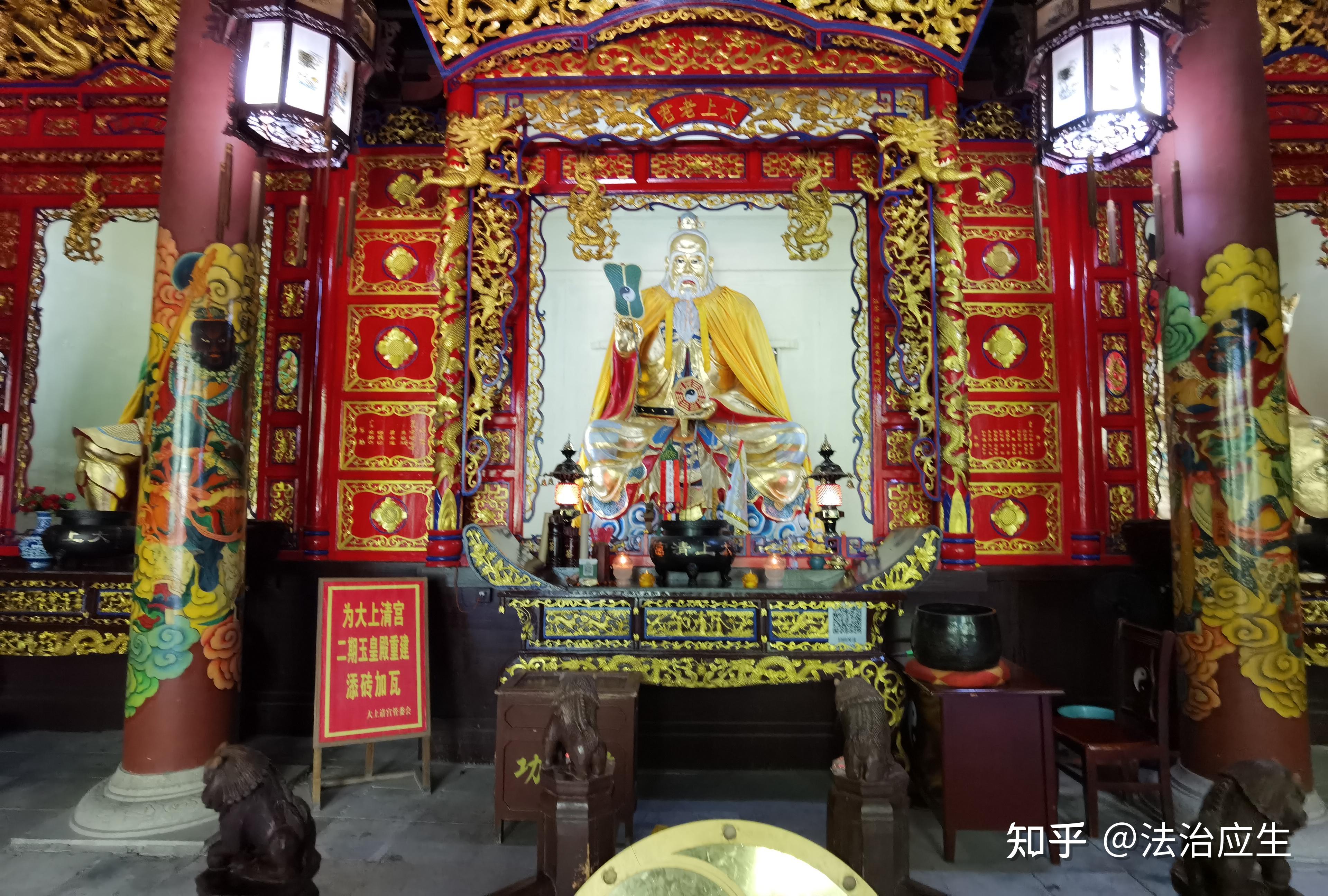 大上清宫伏魔殿建在高台之上,距东隐院100米,为三楹单檐歇山顶建筑,檐