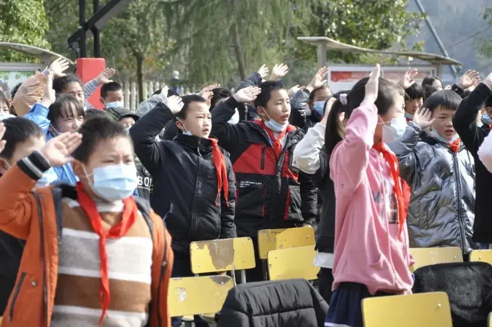 擁擠破舊但整潔的學生宿舍賀龍希望小學位於桑植縣陳家河村,擁有在校