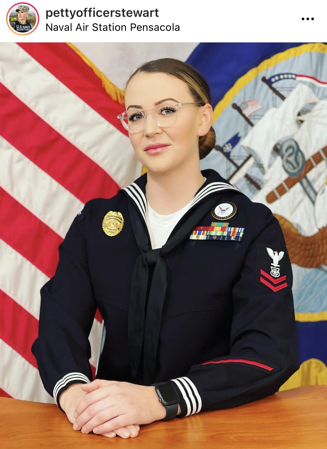 可以证实,美国海军女性士兵也穿水手服.