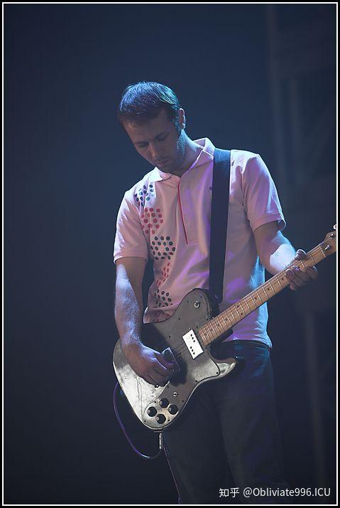 先过一遍主要乐队成员再开始推专辑.stuart braithwaite吉他手,人声.