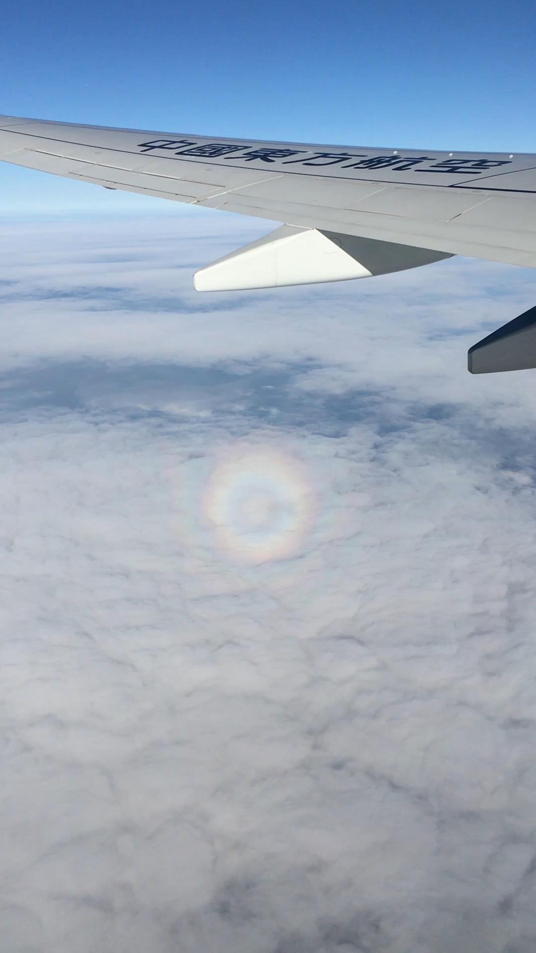 从飞机上看彩虹是什么样子的