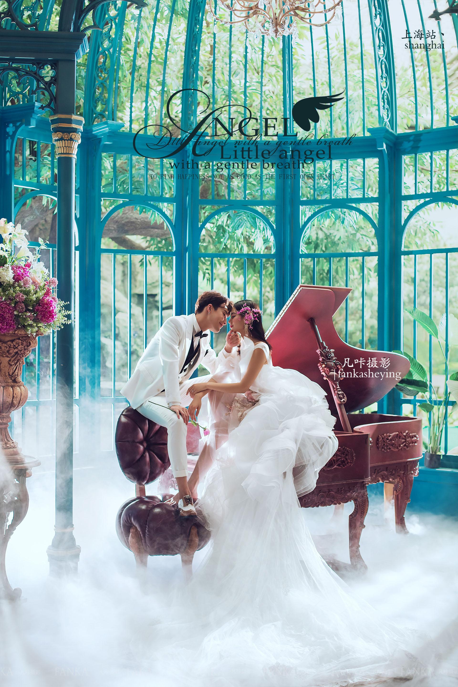 在时尚的三角钢琴旁,上演着唯美的爱情故事,加上些许雾气装饰,让画面
