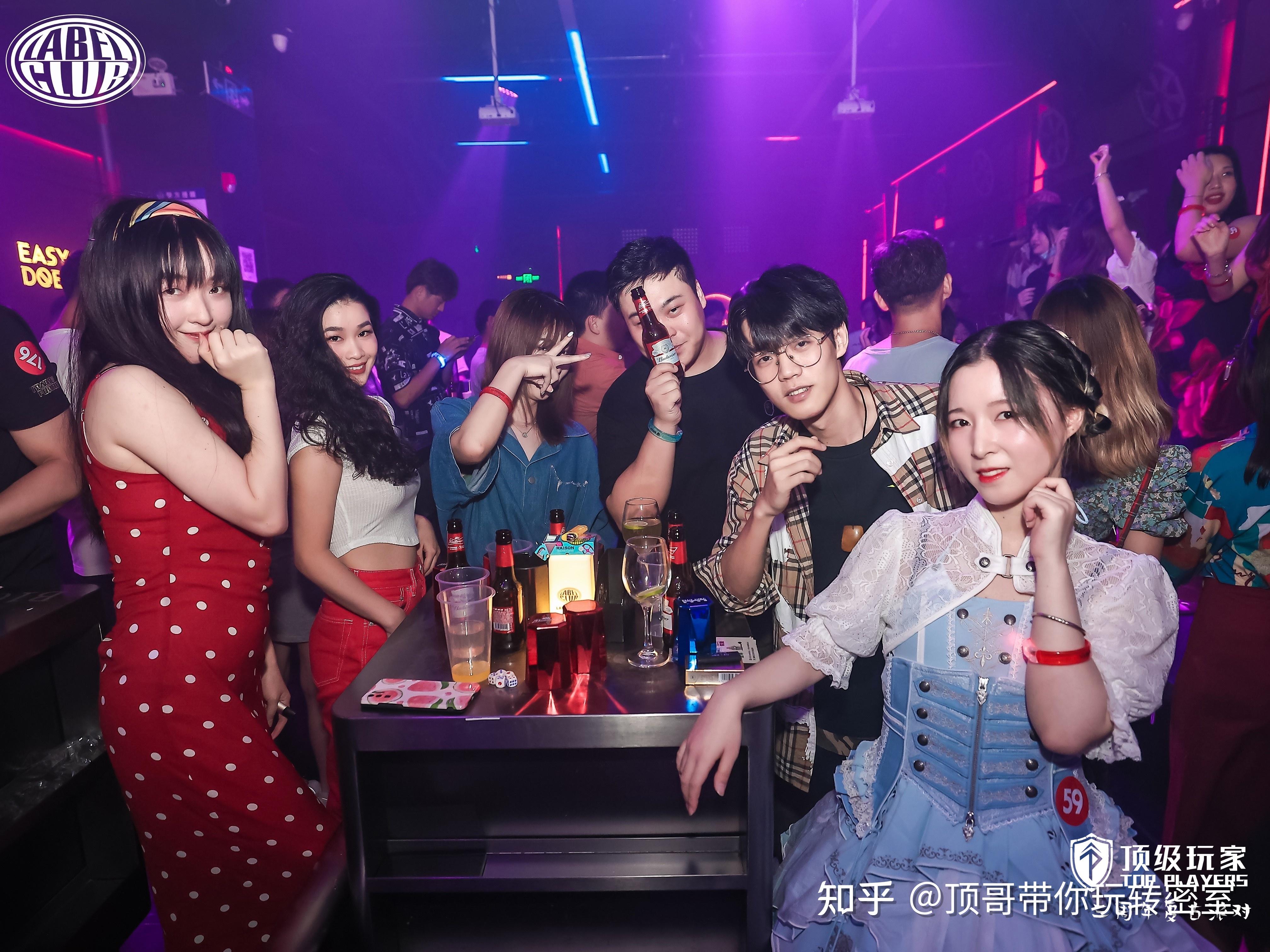 游戏互动神秘大礼送不停顶级玩家复古派对现场以后我们还会不定期的