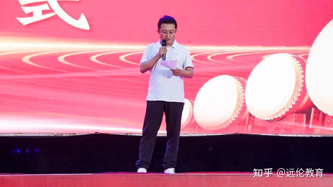 远伦教育集团董事长李泽远李泽远董事长和关立勇校长为美育中心揭幕