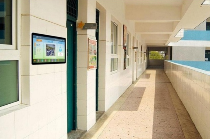 学校为每个教室配置一个前端显示屏或触摸屏,安装在教室门口或教室内
