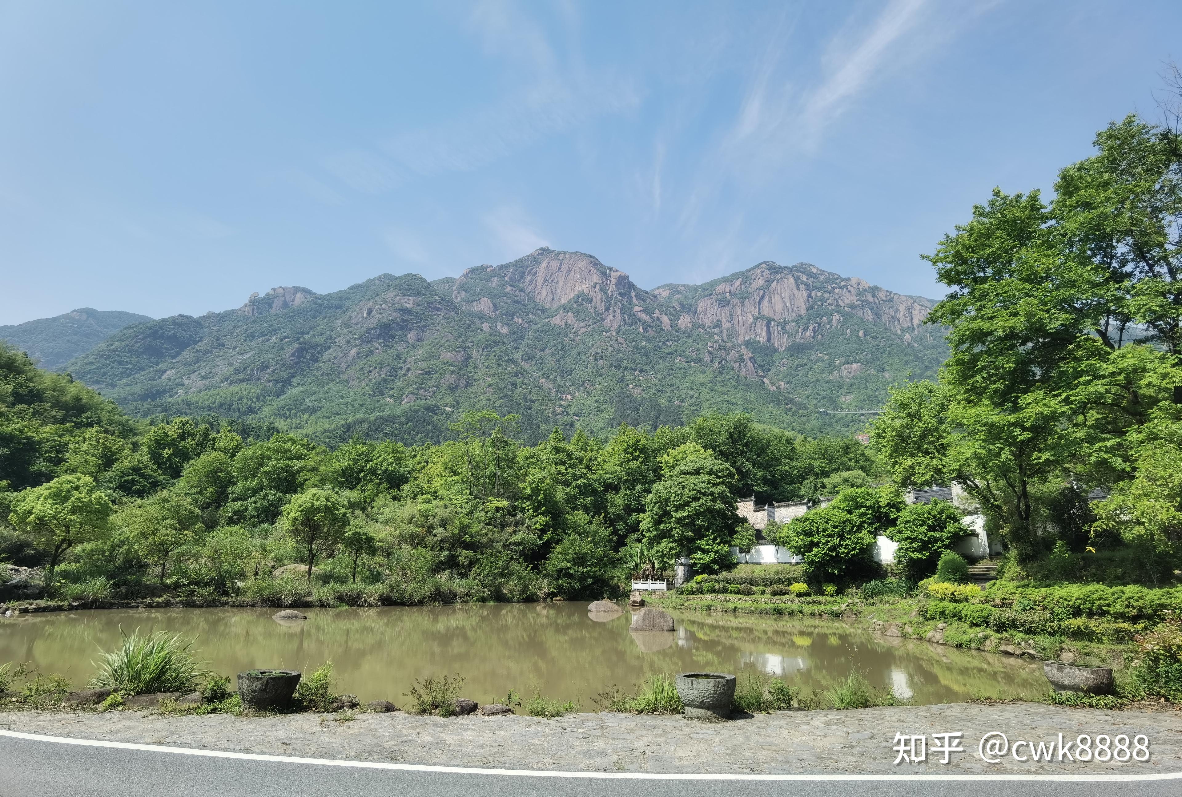 蓮峰雲海屬於國家4a級景區,石骨崢嶸,峭拔蓮峰接天,自然風光,盡收眼底