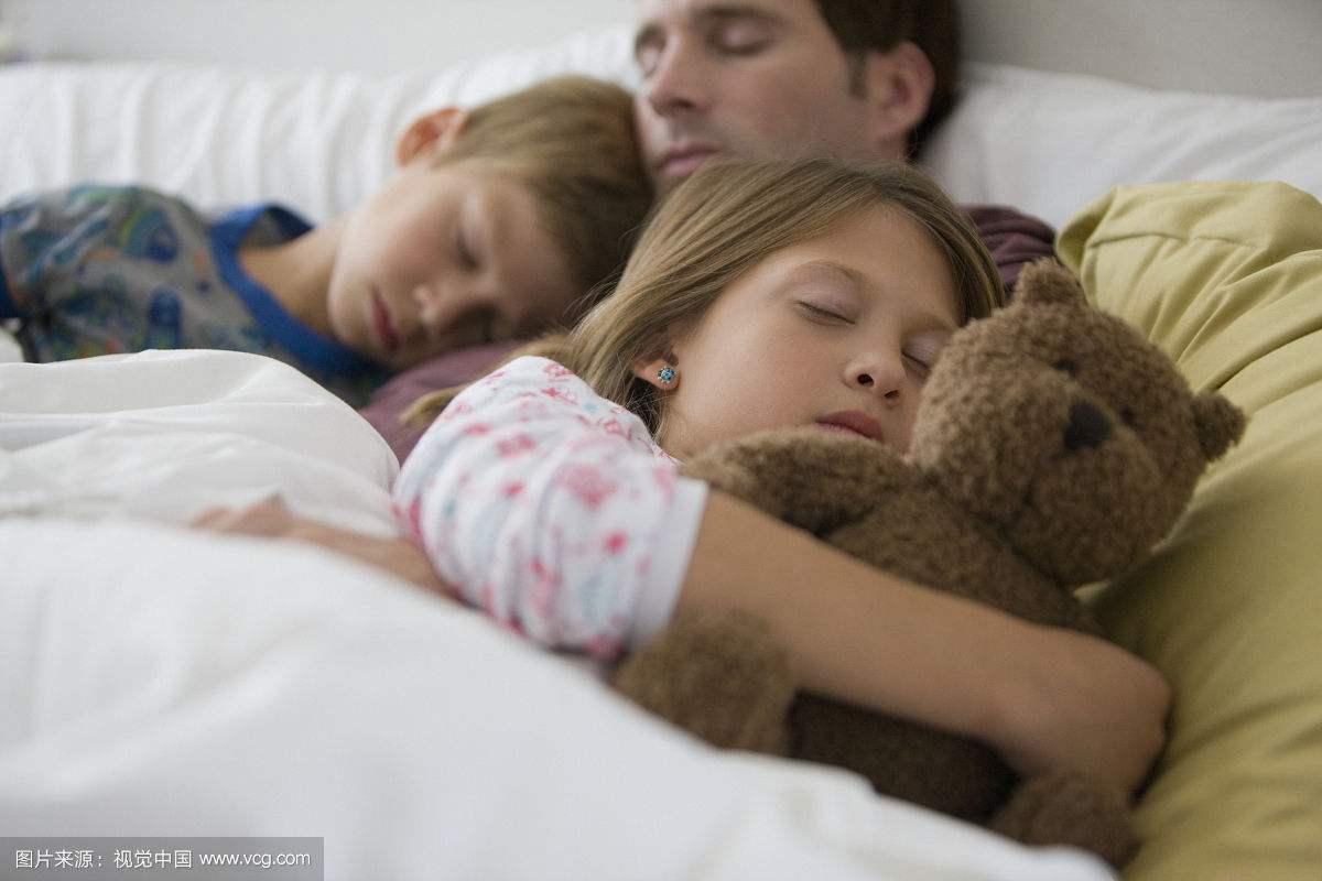 一家人睡觉素材-一家人睡觉图片-一家人睡觉素材图片下载-觅知网