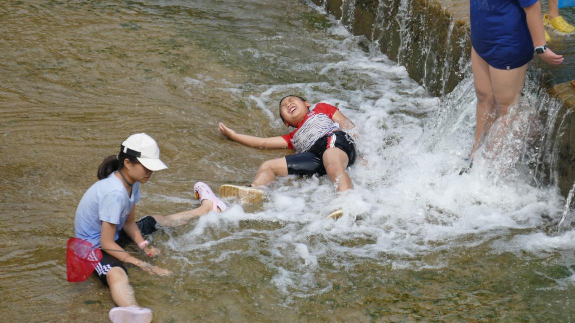 週末沒處玩兒不妨找個河邊戲水納涼吧