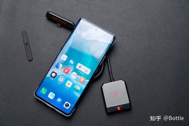 在这些年的手机设计中,很多人都吐槽取消了3.