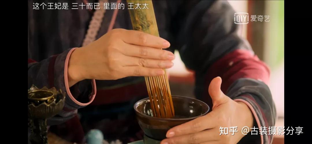 点茶的镜头导演表现得很多,不仅女主立了个绿茶点茶