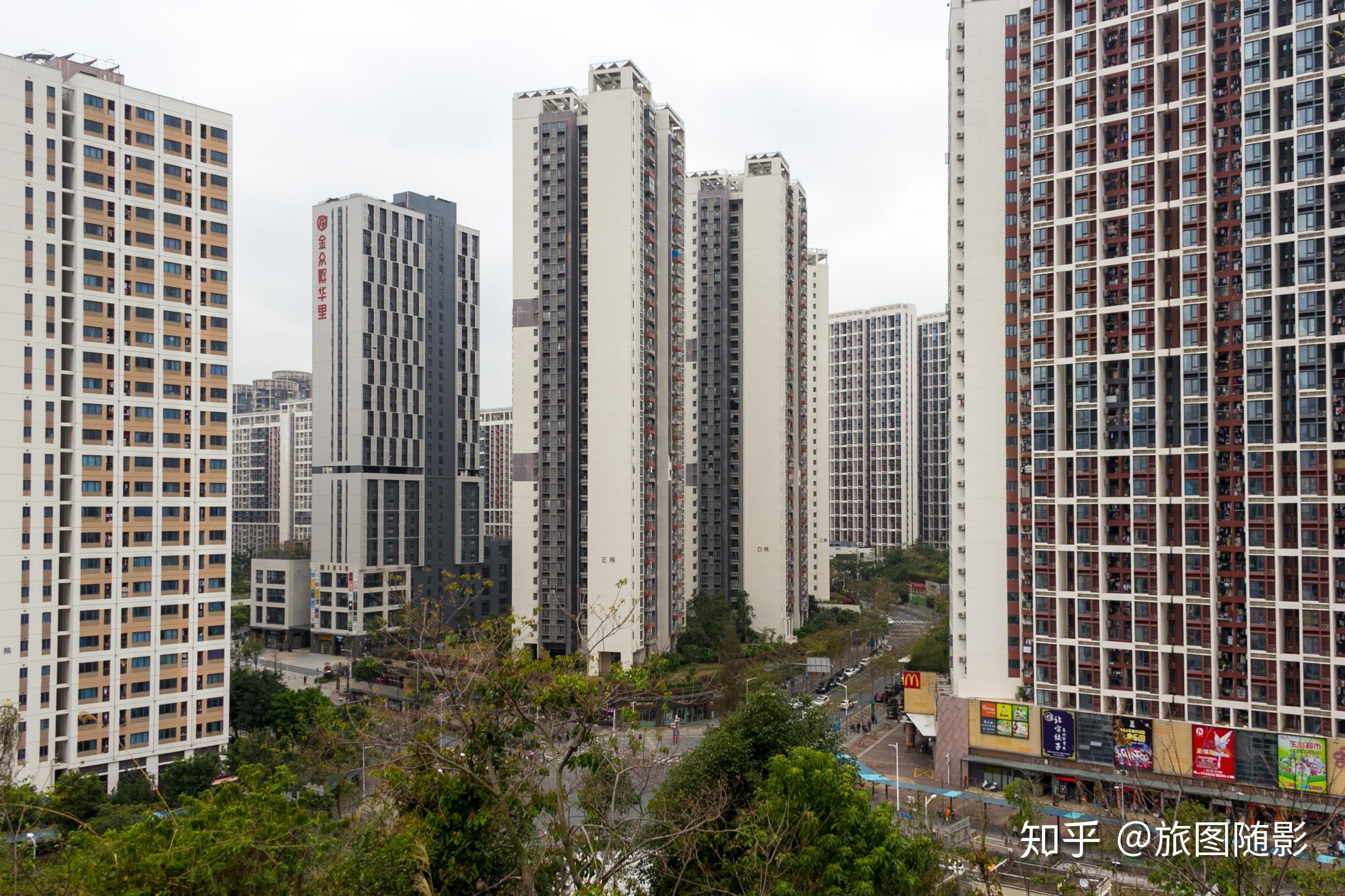 龙悦居位于龙华新区,北邻深圳北站,距梅林关约3公里,离深圳市中心9.