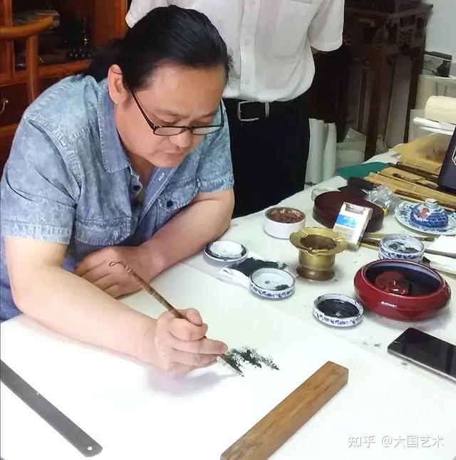 孙连元,著名山水画画家,1965年生于天津,自幼擅画,天资聪明,师从肖敏