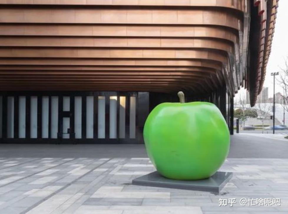 对于八十岁的安藤忠雄来说,这颗青翠的苹果,便象征的是你我十几岁,二