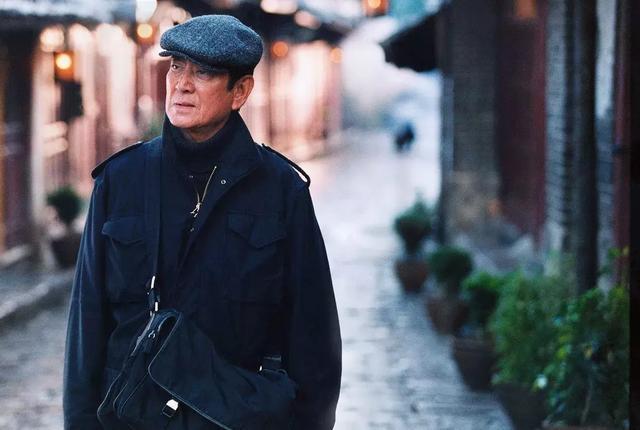 顶灰色的帽子,背上挎包,不远万里来到中国,一个有点闷骚又异常强大的