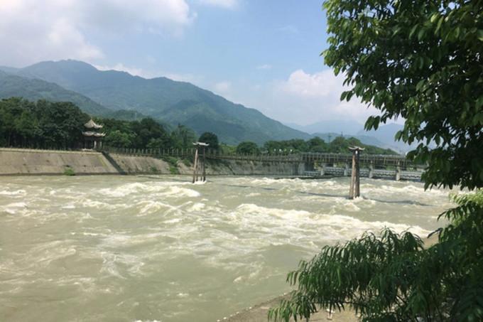 汶川大地震后的都江堰"鱼嘴"同四川的很多景点一样受到损坏,堰体出现