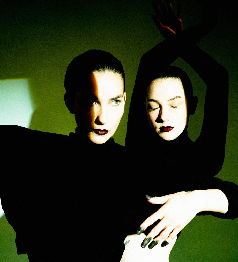 黑白高反差情绪姐妹花