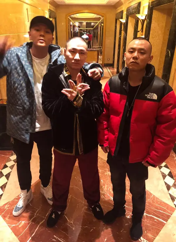 放张近照,12 月 3 日,大傻和龙胆紫的冯笑(中).